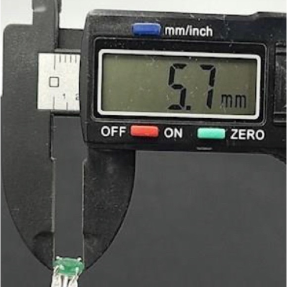 Emerald, oval-cut, set in 10 k white gold with 6 Diamond accents - Picture 4 of 12